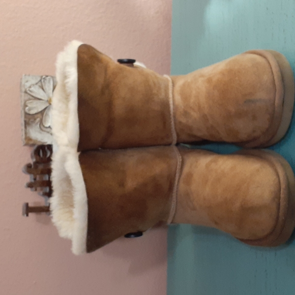 UGG Shoes - UGG BOOTS SZ 6